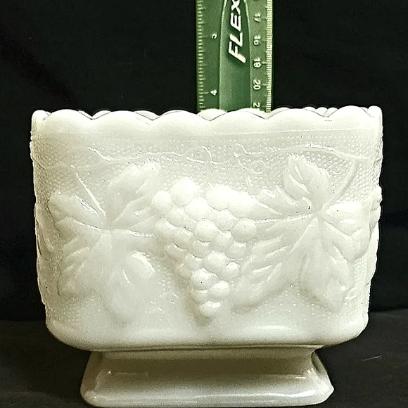 Anchor Hocking (?) Milk Glass Pedestal Planter/Vase/Candy Dish - Picture 9 of 12